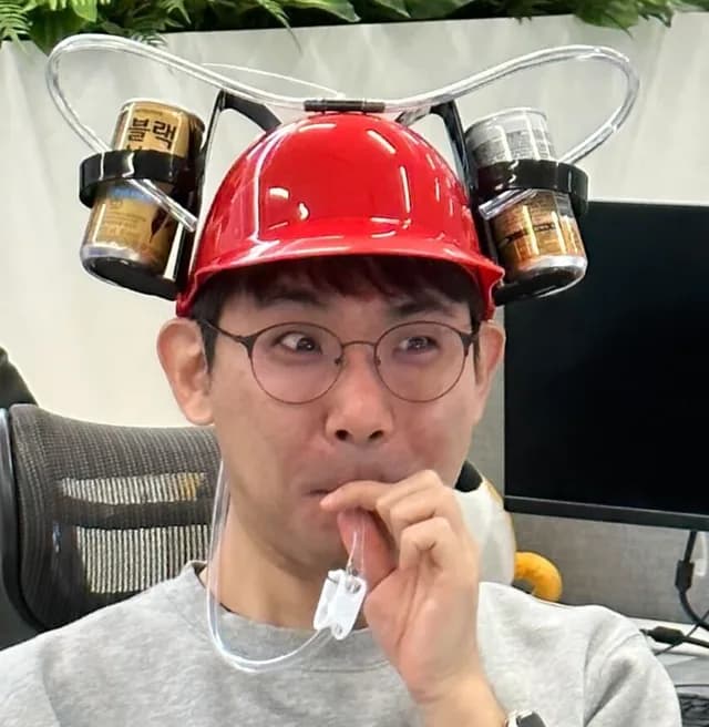 빨간 음료수 헬멧을 쓴 공장장 정현수